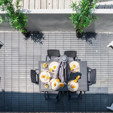 Modern Flats With Stunning Terrace Or Balcony - Location